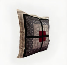 Carregar imagem no visualizador da galeria, Patchwork Kissenhülle, Landhausstil Kissenbezug, grau/ rot/ weiß 40x40cm