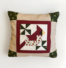 Lade das Bild in den Galerie-Viewer, Patchwork Kissenhülle, Landhausstil Kissenbezug,Vogel, beige/rot/grün/braun