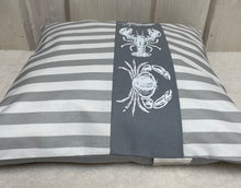 Lade das Bild in den Galerie-Viewer, Maritime Kissenhülle, Kissenbezug, Landhausstil Kissen, Dekokissen Krebse grau/weiß