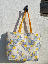 Cargar imagen en el visor de la galería, Große Handgefertigte Strandtasche Lemon aus sommerlicher, wasserabweisender Aussenstoff mit Zitronen der an Italien erinnert.