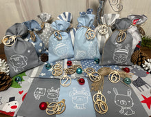 Lade das Bild in den Galerie-Viewer, Adventskalender,Landhausstil Adventskalender zum Befüllen, 24 Säckchen zum Advent , Adventskalender Zahlen aus Holz, hellblau/grau
