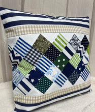 Carregar imagem no visualizador da galeria, Patchwork Kissenhülle, Landhausstil Kissenbezug, blau/weiß/grün 40x40cm.