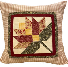 Carregar imagem no visualizador da galeria, Patchwork Kissenhülle, Landhausstil Kissenbezug, beige/creme/rot/grün