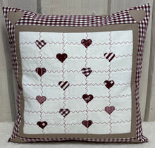 Carregar imagem no visualizador da galeria, Patchwork Kissenhülle, Landhausstil Kissenbezug, dunkelrot /beige /weiß 40x40cm.