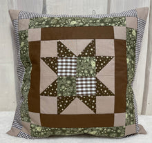 Carregar imagem no visualizador da galeria, Patchwork Kissenhülle, Landhausstil Kissenbezug, braun / beige /grün 40x40cm.