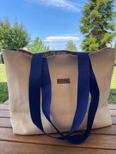 Загрузить изображение в средство просмотра галереи, Handgefertigte Strandtasche in beige, mit einem sehr schönen Innenstoff Meeresuntergrund