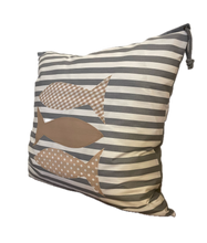 Lade das Bild in den Galerie-Viewer, Maritime Kissenhülle, Landhausstil Kissenbezug, Dekokissen *Fische* grau/weiß gestreift