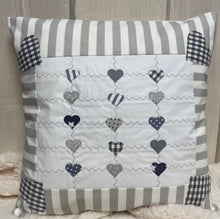 Carregar imagem no visualizador da galeria, Patchwork Kissenhülle, Landhausstil Kissenbezug, grau /weiß 40x40cm.