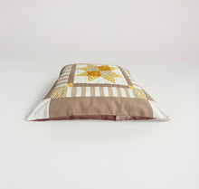 Carregar imagem no visualizador da galeria, Patchwork Kissenhülle, Landhausstil Kissenbezug, beige/weiß/gelb 40x40cm