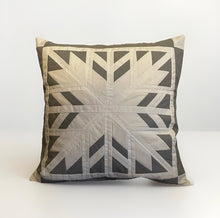 Charger l'image dans la galerie, Patchwork Kissenhülle, Landhausstil Kissenbezug, grau/weiß 40x40cm