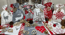 Lade das Bild in den Galerie-Viewer, Adventskalender,Landhausstil Adventskalender zum befüllen , 24 Säckchen zum Advent , Adventskalender Zahlen aus Holz, grau /rot