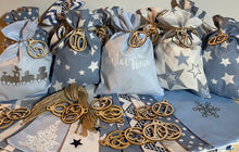 Lade das Bild in den Galerie-Viewer, Adventskalender,Landhausstil Adventskalender zum Befüllen, 24 Säckchen zum Advent , Adventskalender Zahlen aus Holz, blau /weiß