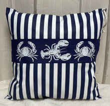 Lade das Bild in den Galerie-Viewer, Maritime Kissenhülle, Kissenbezug, Landhausstil Kissen, Dekokissen * Krebse * blau/weiß