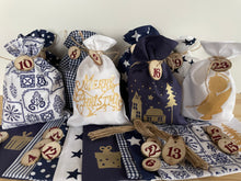 Lade das Bild in den Galerie-Viewer, Adventskalender für Kinder, Landhausstil Adventskalender zum Befüllen, 24 Säckchen zum Advent , Adventskalender Zahlen aus Holz, blau /weiß