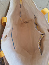 Cargar imagen en el visor de la galería, Große Handgefertigte Strandtasche Lemon aus sommerlicher, wasserabweisender Aussenstoff mit Zitronen der an Italien erinnert.