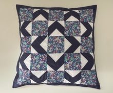 Cargar imagen en el visor de la galería, Patchwork Kissenhülle, Landhausstil Kissenbezug, blau/weiß 50x50cm.