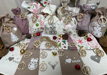 Lade das Bild in den Galerie-Viewer, Adventskalender,Landhausstil Adventskalender zum Befüllen, 24 Säckchen zum Advent , Adventskalender Zahlen aus Holz, weinrot/beige