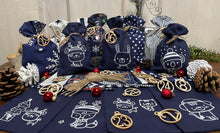 Lade das Bild in den Galerie-Viewer, Adventskalender für Kinder, Landhausstil Adventskalender zum Befüllen, 24 Säckchen zum Advent , Adventskalender Zahlen aus Holz, blau /weiß