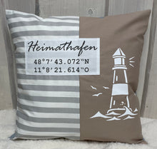 Carregar imagem no visualizador da galeria, Maritimer Kissenbezug personalisiert mit den Koordinaten von deinem Zuhause * Heimathafen * grau/weiß/beige