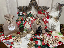 Lade das Bild in den Galerie-Viewer, Adventskalender,Landhausstil Adventskalender zum Befüllen, 24 Säckchen zum Advent , Adventskalender Zahlen aus Holz, rot/beige/grün