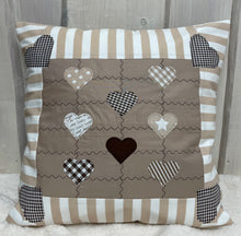 Carregar imagem no visualizador da galeria, Patchwork Kissenhülle, Landhausstil Kissenbezug, beige /weiß 40x40cm.