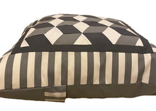 Carregar imagem no visualizador da galeria, Patchwork Kissenhülle in 3D Optik, Landhausstil Kissenbezug, grau/weiß/anthrazit