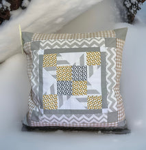 Load image into Gallery viewer, Patchwork Kissenhülle, Landhausstil Kissenbezug, grau/weiß/gelb 40x40cm