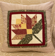 Carregar imagem no visualizador da galeria, Patchwork Kissenhülle, Landhausstil Kissenbezug, beige/creme/rot/grün