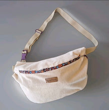 Load image into Gallery viewer, Handgefertigte Bauchtasche aus Cordstoff in beige mit geblümten Reißverschluss.