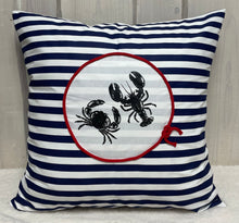 Lade das Bild in den Galerie-Viewer, Maritime Kissenhülle, Kissenbezug, Landhausstil Kissen, Dekokissen * Krebse * blau/weiß gestreift