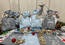 Lade das Bild in den Galerie-Viewer, Adventskalender,Landhausstil Adventskalender zum Befüllen, 24 Säckchen zum Advent , Adventskalender Zahlen aus Holz, hellblau/grau