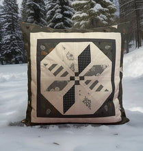 Load image into Gallery viewer, Patchwork Kissenhülle, Landhausstil Kissenbezug, grau/weiß/grün 50x50cm