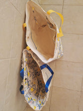 Cargar imagen en el visor de la galería, Große Handgefertigte Strandtasche Lemon aus sommerlicher, wasserabweisender Aussenstoff mit Zitronen der an Italien erinnert.