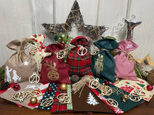 Lade das Bild in den Galerie-Viewer, Adventskalender,Landhausstil Adventskalender zum Befüllen, 24 Säckchen zum Advent , Adventskalender Zahlen aus Holz, rot/beige/grün