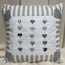 Carregar imagem no visualizador da galeria, Patchwork Kissenhülle, Landhausstil Kissenbezug, grau /weiß 40x40cm.