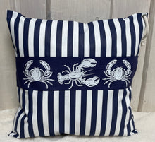 Lade das Bild in den Galerie-Viewer, Maritime Kissenhülle, Kissenbezug, Landhausstil Kissen, Dekokissen * Krebse * blau/weiß