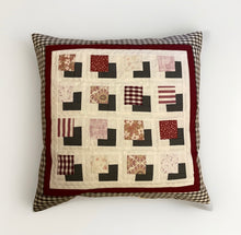Lade das Bild in den Galerie-Viewer, Patchwork Kissenhülle, Landhausstil Kissenbezug, grau/ rot/ weiß 40x40cm