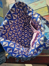 Load image into Gallery viewer, Handgefertigte Strandtasche in blau, mit einem sehr schönen Innenstoff 50x38x18cm