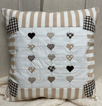 Carregar imagem no visualizador da galeria, Patchwork Kissenhülle, Landhausstil Kissenbezug, beige /weiß 40x40cm.