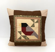 Lade das Bild in den Galerie-Viewer, Patchwork Kissenhülle, Landhausstil Kissenbezug, * Vogel *braun/rot/grau 40x40cm