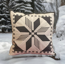 Carregar imagem no visualizador da galeria, Patchwork Kissenhülle, Landhausstil Kissenbezug, grau/weiß 40x40cm