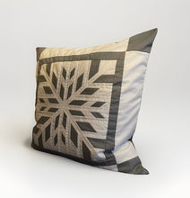 Lade das Bild in den Galerie-Viewer, Patchwork Kissenhülle, Landhausstil Kissenbezug, grau/weiß 50x50cm