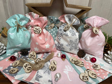 Lade das Bild in den Galerie-Viewer, Adventskalender,Landhausstil Adventskalender zum Befüllen, 24 Säckchen zum Advent , Adventskalender Zahlen aus Holz, rosa/mint/grau