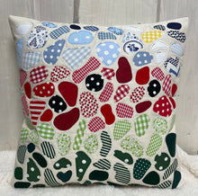 Carregar imagem no visualizador da galeria, Patchwork Kissenhülle, Seeglas Landhausstil Kissenbezug, rot/grün/weiß 40x40cm.