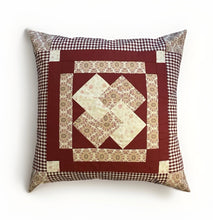 Load image into Gallery viewer, Patchwork Kissenhülle, Landhausstil Kissenbezug, beige/weinrot