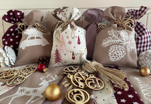Lade das Bild in den Galerie-Viewer, Adventskalender,Landhausstil Adventskalender zum Befüllen, 24 Säckchen zum Advent , Adventskalender Zahlen aus Holz, rot/beige