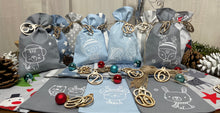Lade das Bild in den Galerie-Viewer, Adventskalender,Landhausstil Adventskalender zum Befüllen, 24 Säckchen zum Advent , Adventskalender Zahlen aus Holz, hellblau/grau