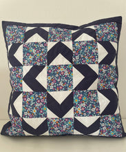Cargar imagen en el visor de la galería, Patchwork Kissenhülle, Landhausstil Kissenbezug, blau/weiß 50x50cm.