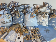 Lade das Bild in den Galerie-Viewer, Adventskalender,Landhausstil Adventskalender zum Befüllen, 24 Säckchen zum Advent , Adventskalender Zahlen aus Holz, blau /weiß