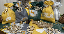 Lade das Bild in den Galerie-Viewer, Adventskalender,Landhausstil Adventskalender zum Befüllen, 24 Säckchen zum Advent , Adventskalender Zahlen aus Holz, grün/Senfgelb